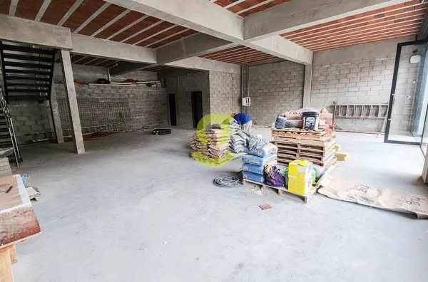 Excelente loja de 2 andares TOTALMENTE reformada, 320m privativos, vaga para 3 carros próxima ao Parcão!