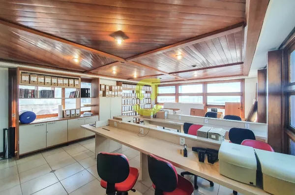 Sala comercial, 400m, 7 salas, 4 banheiros, lareira, churrasqueira, terraço!