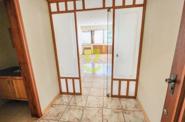 Ótima sala comercial, reformada, muito bem localizada no bairro Petropolis!