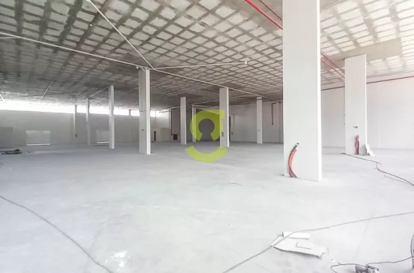 Loja nova, 474m2, patio, 88 vagas rotativas