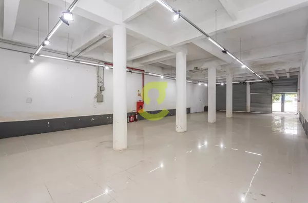 Loja para aluguel, 260m², banheiro, piso porcelanato, Navegantes, Porto Alegre