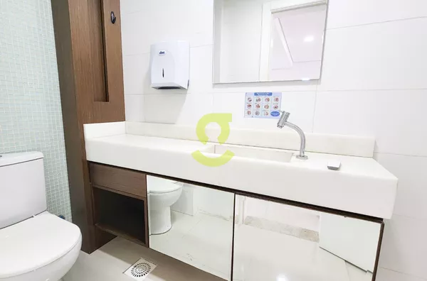 Ótima sala comercial reformada, 138m priv, ar condicionados, 2 banheiros, cozinha ao lado do Bourbon Wallig! 