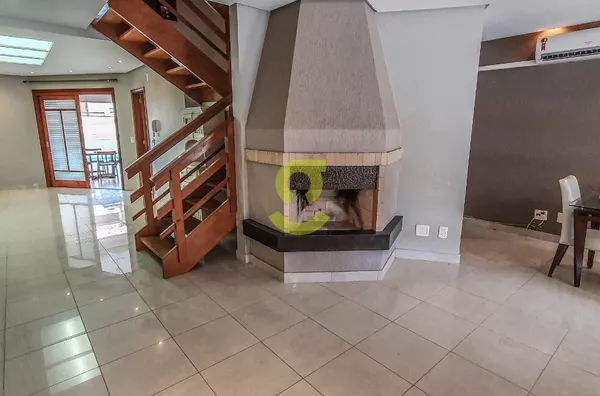 Casa triplex, 2 lareiras, 2 churrasqueiras, 3 dorm, piscina