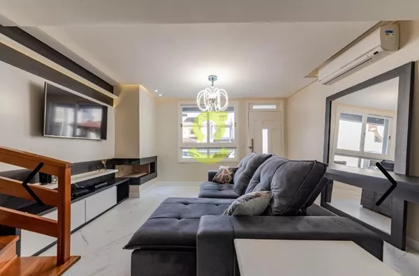 Ótima casa em condomínio, 175m priv, piscina, lareira, churrasqueira, 3 dorm, suite, closet, 2 vagas e infra completa! 