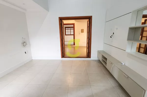 Ótima casa residencial ou comercial 330m, 6 dorm, 4 banheiros, 4 vagas, pátio!