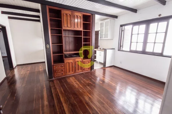 Casa de alvenaria, 314m priv, lavabo, cozinha, 4 dorm, pátio, casa anexa com churrasqueira e lavanderia, vaga para 3 carros!