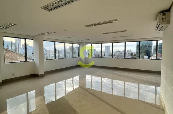 Ótima sala comercial, 133m² e 2 vagas!