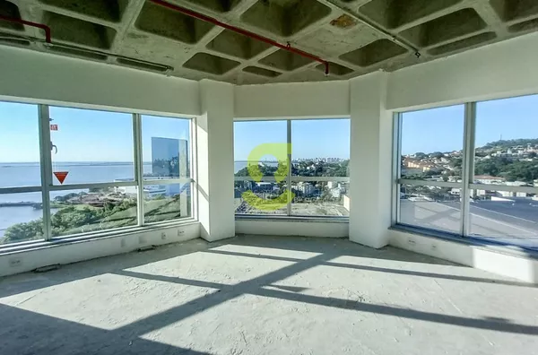 Ótima sala comercial, meio pavimento, 287m, 7 salas e 7 vagas de frente para o Guaiba!