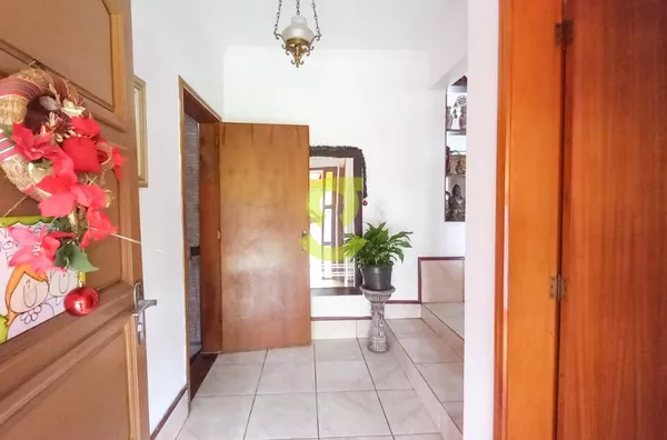 Ampla casa residencial, 247m priv, 3 dorm, 4 banheiros e 2 vagas!