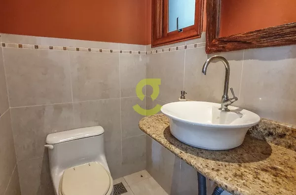 Casa triplex, 2 lareiras, 2 churrasqueiras, 3 dorm, piscina