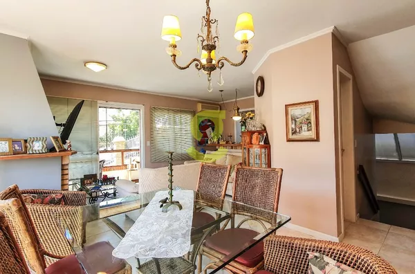 Casa em condominio, semi mobiliada, 231m priv, 3 dorm, suite, churrasqueira, lareira, 2 vagas!