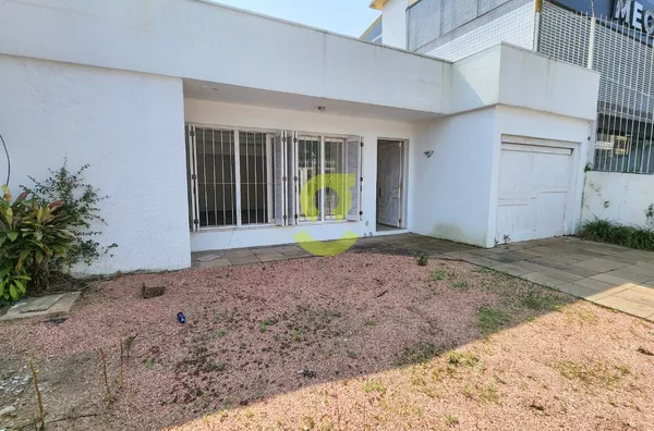 Casa comercial em rua tradicional, 260m, casa fundo com churrasqueira, duas quadras do shopping Iguatemi