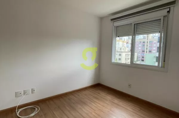 Apto semi mobiliado, boa vista, living dois ambientes, 2 dorm, suite e 1 vaga!