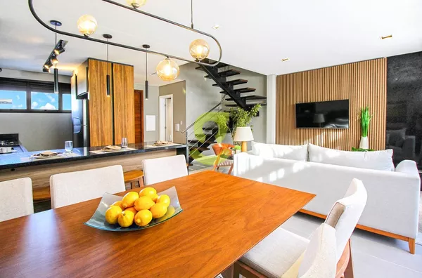 Casa em condominio, NOVA, 213m priv, churrasqueira, lareira, patio, 3 dorm, suite, 2 vagas e infra!