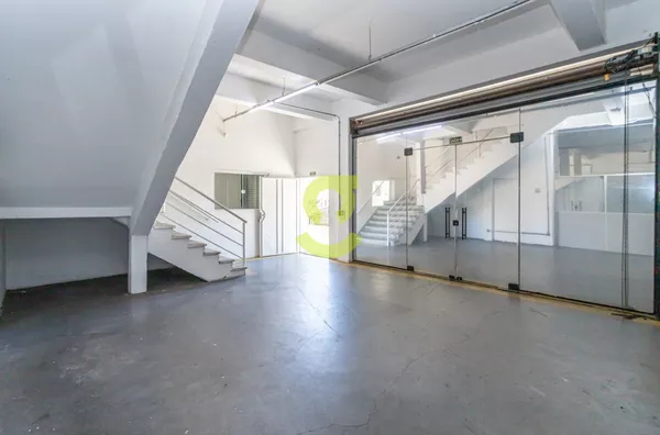 Loja com mais de 720m², 200m² de estacionamento, fachada de vidro, Petrópolis, Porto Alegre.