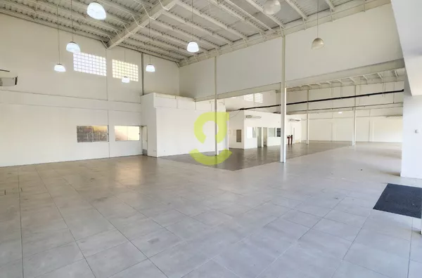 Espetacular loja comercial, TODA reformada, 1.300m2, 13 ar condicionados, 20 vagas de garagem