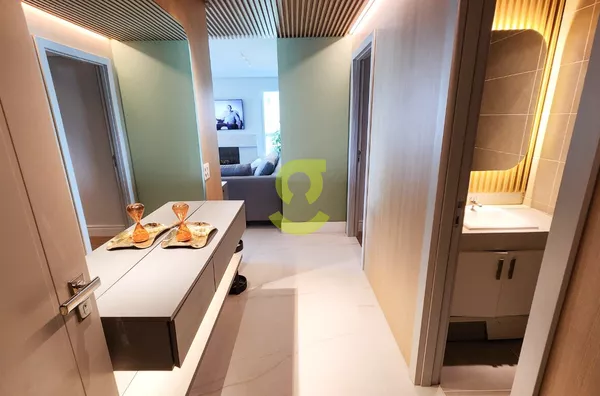 Ótimo apto NOVO, 190m priv, lareira, sacada, 3 suítes, 4 vagas, deposito e infra!