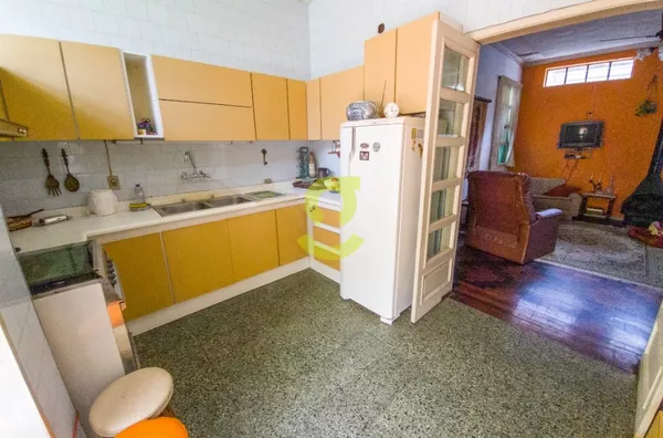 Casa residencial, 198m, 3 dorm, 2 banheiros, churrasqueira, 4 vagas!