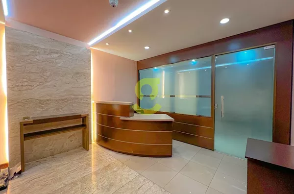 Ótima sala comercial mobiliada, 67m privativos, vaga de garagem. Predio com elevador 