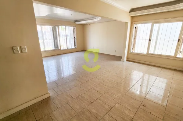 Casa comercial em rua tradicional, 260m, casa fundo com churrasqueira, duas quadras do shopping Iguatemi