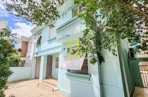 Ótima casa comercial 270m, lavabo, 7 salas, 2 banheiros, patio c/ churrasqueira e 5 vagas. Uma quadra da Nova York e 24 de Outubro!