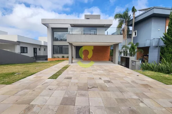 Diferenciada casa no condominio Alphaville, 349m, pe direito, lareira, 4 suites, sacada, pátio e 4 vagas!