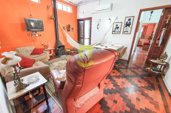 Casa residencial, 198m, 3 dorm, 2 banheiros, churrasqueira, 4 vagas!