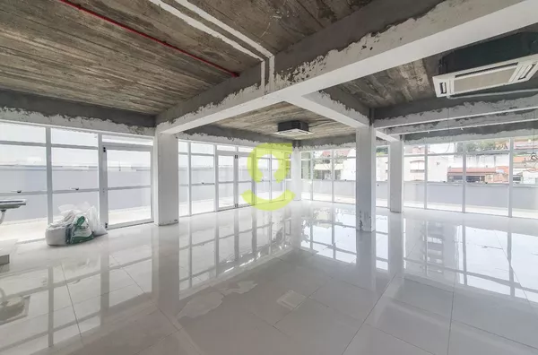 Sala comercial nova, 100m2 privativos + TERRAÇO, 2 banheiros, 2 vagas!