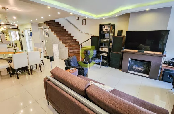 Ótima casa triplex semi mobiliada, 348m priv, 3 dorm, suite, lavabo, churrasqueira, 5 vagas