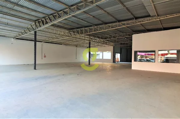 LOJA EM REGIÃO DE GRANDE FLUXO, 3200M², REFORMADA, VAGAS DE GARAGEM.