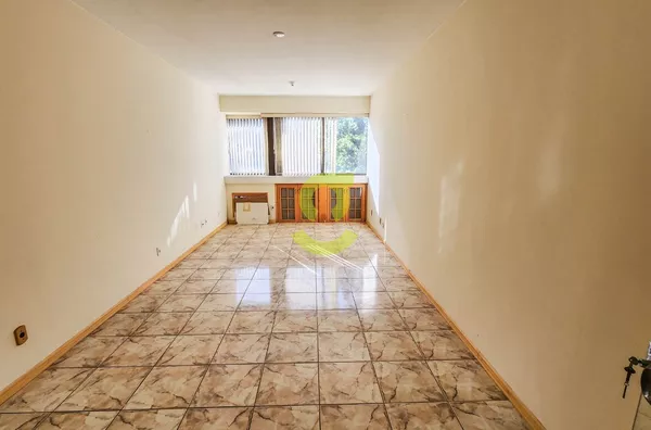 Ótima sala comercial, reformada, muito bem localizada no bairro Petropolis!