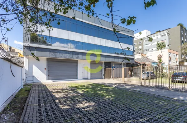 Loja com mais de 720m², 200m² de estacionamento, fachada de vidro, Petrópolis, Porto Alegre.