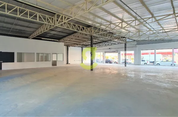 LOJA EM REGIÃO DE GRANDE FLUXO, 3200M², REFORMADA, VAGAS DE GARAGEM.