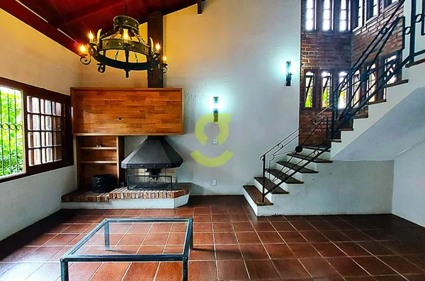 Incrivel casa com 280m², 3 dorm, 1 suíte, 3 banhe, lareira, churrasqueira, salão de festas, patio, piscina, 2 vagas.