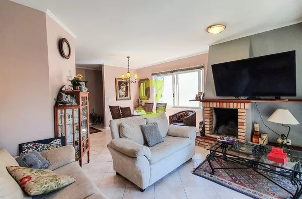 Casa em condominio, semi mobiliada, 231m priv, 3 dorm, suite, churrasqueira, lareira, 2 vagas!