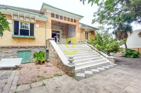 Casa comercial, 17 ambientes, 5 banheiros, 750m², 7 vagas e pátio!