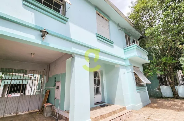 Ótima casa comercial 270m, lavabo, 7 salas, 2 banheiros, patio c/ churrasqueira e 5 vagas. Uma quadra da Nova York e 24 de Outubro!