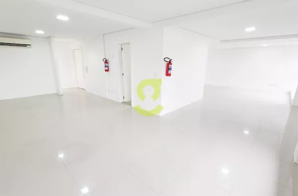 Ótima sala comercial reformada, 138m priv, ar condicionados, 2 banheiros, cozinha ao lado do Bourbon Wallig! 