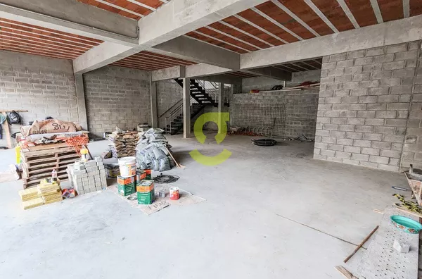 Excelente loja de 2 andares TOTALMENTE reformada, 320m privativos, vaga para 3 carros próxima ao Parcão!