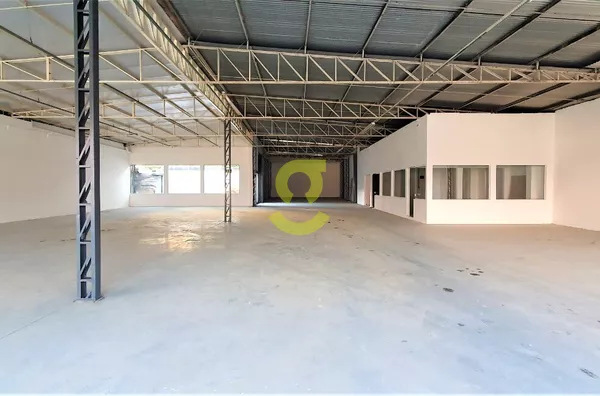 LOJA EM REGIÃO DE GRANDE FLUXO, 3200M², REFORMADA, VAGAS DE GARAGEM.