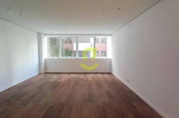 Sala comercial reformada, em ótima localização!