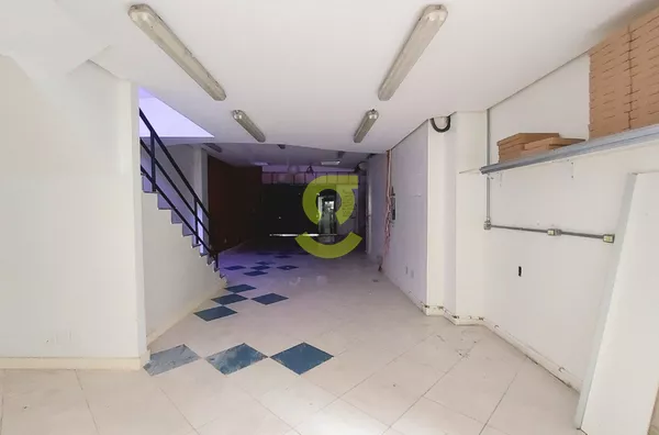 Loja para aluguel com mais de 200m², 2 andares, mezanino, amplo espaço, escritório e sala, ar condinionado, na Av. Carlos Gomes.