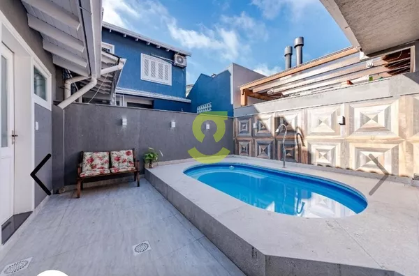 Ótima casa em condomínio, 175m priv, piscina, lareira, churrasqueira, 3 dorm, suite, closet, 2 vagas e infra completa! 