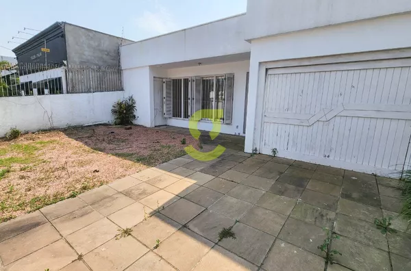 Casa comercial em rua tradicional, 260m, casa fundo com churrasqueira, duas quadras do shopping Iguatemi