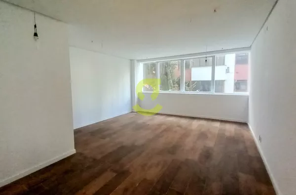 Sala comercial reformada, em ótima localização!
