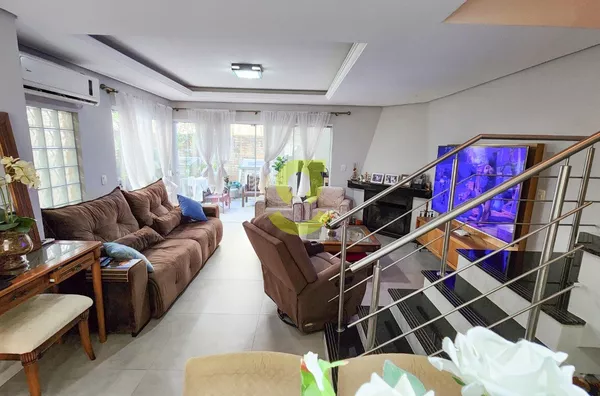 Ótima casa em condominio, semi mobiliada, 228m priv, lareira, churrasqueira, pátio, lavabo, 3 dorm, suite, closet, 3 vagas e infra completa!