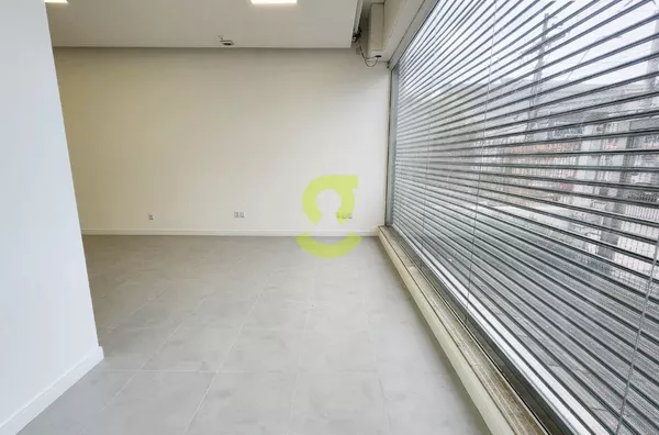 Ótima loja TODA reformada, 80m privativos, 2 banheiros e cozinha! Uma quadra shopping Bourbon Wallig