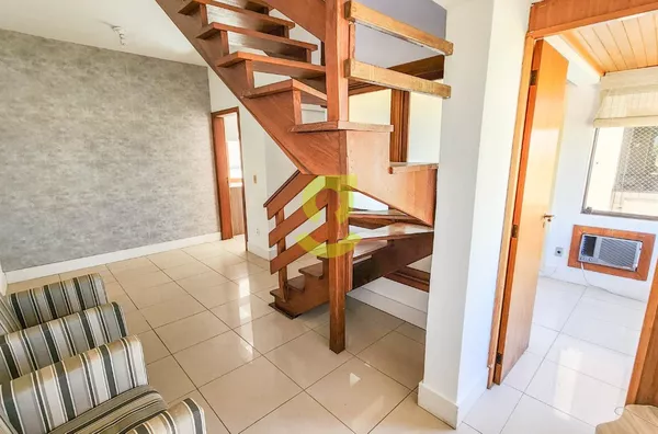 Cobertura semi mobiliada, 166m priv, sacada, churrasqueira, lareira, terraço, 2 dorm, suite e 2 vagas individuais!