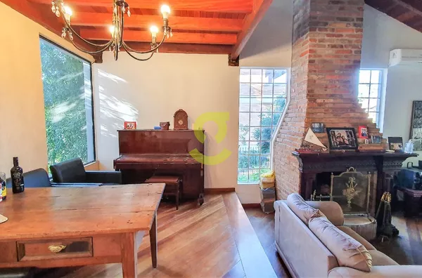 Ótima casa em condominio, 550m priv, lareira, churrasqueira, sacada, 3 dorm, 2 vagas e infra!!