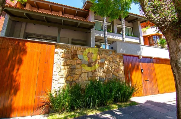 Linda Casa Comercial em bairro Nobre, 464m², equipada e estruturada.